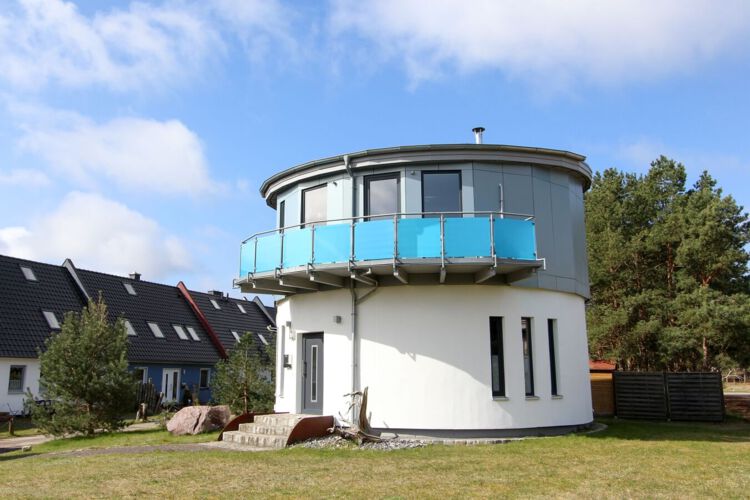 Blick von der Wiese auf das Ferienhaus Wasserturm
