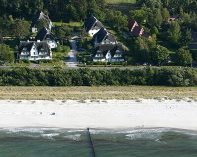Luftaufnahme vom Ferienhaus, Strandabschnitt, Ostsee mit leichtem Wellengang, Ferienhaus dierekt am Deich
