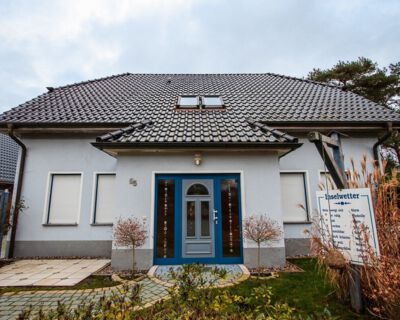 Hauseingang der Ferienwohnung "NordWest" in Zingst an der Ostsee mit PKW-Stellplatz und Fahrrad-Abstellraum