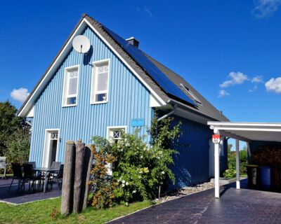 das wunderschoene Ferienhaus hat neben dem grossen Garten auch ein Carport