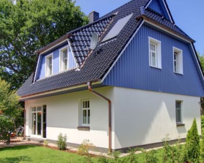 das Haus ist wunderschoen eingebettet in einem satten gruen