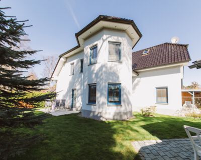 Rueckansicht vom Ferienhaus mit Garten und 3 Terrassen