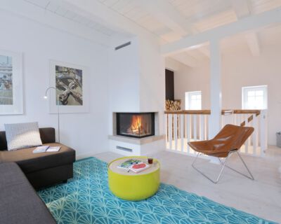Gemütliches Kaminzimmer mit Sofa und Sesseln im Witt Hus Ferienhaus in Barth