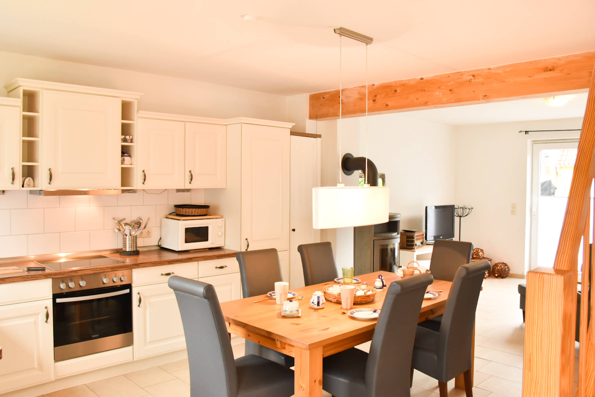 Wohnbereich mit Esstisch und Küchenzeile - Pruchten - Ferienhaus