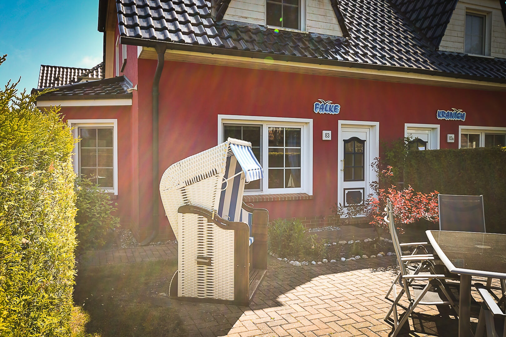 Möblierte Terrasse mit Garten und Steingrill im Ferienhaus Falke, Zingst – ideal für Urlaub mit Hund