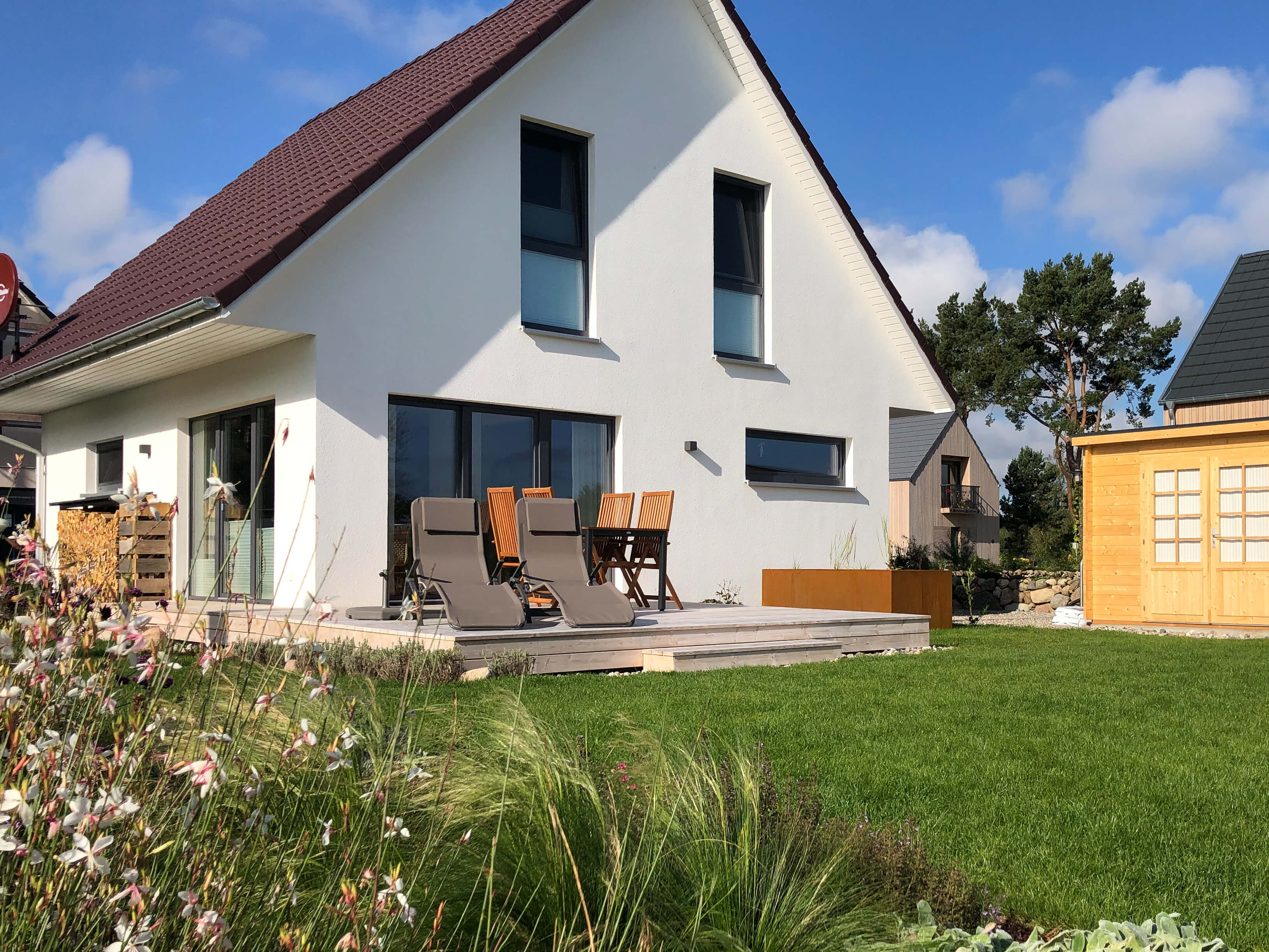 neugebautes Ferienhaus mit Terasse, Garten, Blumen